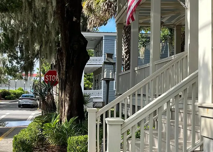 Couples Retreat, Walk To Waterfront, Shops And Restaurants!